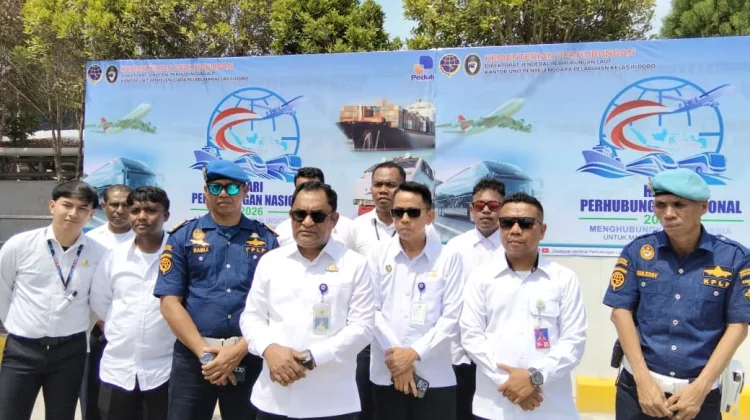 Harhubnas ke-55, UPP Kelas III Dobo Serahkan 30 Pas Kecil kepada Nelayan