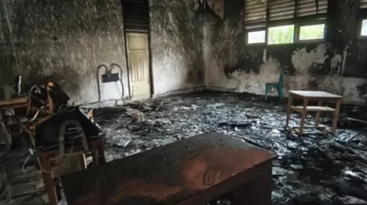 Ruang Komputer SMP Yosudarso Waur Dilahap Si Jago Merah.
