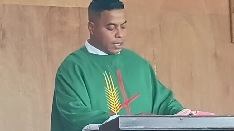 RD Roland Ignatius Renwarin Pimpin Misa Minggu Biasa XXV di Kapel Santo Yosep Peker