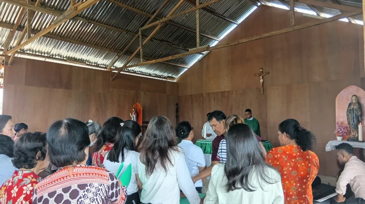 RD Roland Ignatius Renwarin Pimpin Misa Minggu Biasa XXV di Kapel Santo Yosep Peker