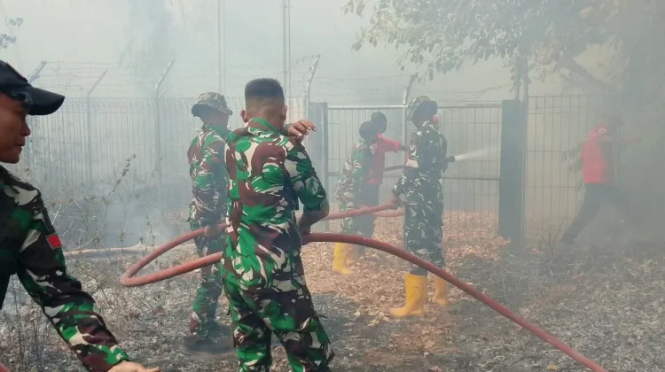Babinsa dan Tim Gabungan Padamkan Kebakaran di Jalan Poros Bandara
