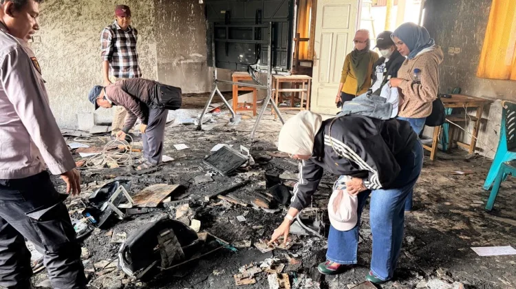 Pasca Kebakaran, Plt Kadisdik Malra Tinjau SMP Yos Sudarso Waur