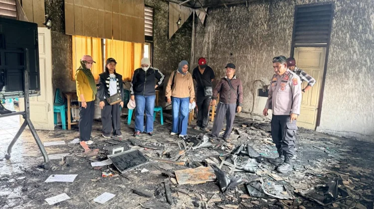 Pasca Kebakaran, Plt Kadisdik Malra Tinjau SMP Yos Sudarso Waur