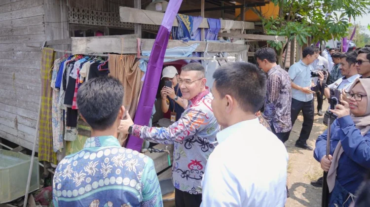 Wamen Ossy Serahkan Sertifikat Tanah MBR Dukung Program Tiga Juta Rumah