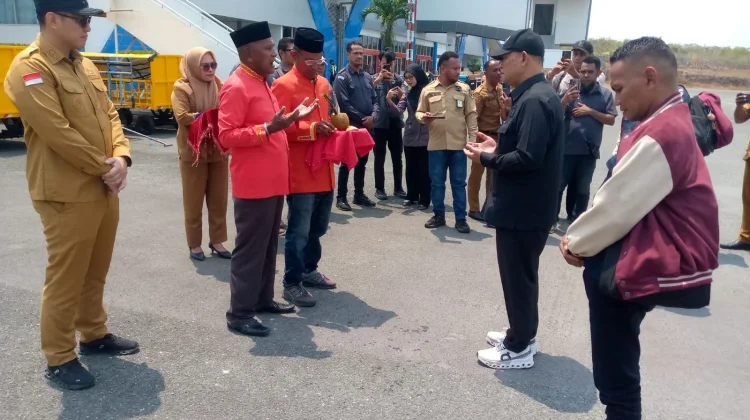 Wabup Malra Charlos Rahantoknam Sambut Ketua Bawaslu RI di Bandara Langgur