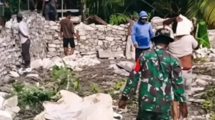 Babinsa Koramil 1503-02/Elat Wujudkan Kepedulian lewat Karya Bakti di Banda Efruan