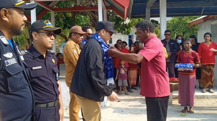 Wabup Viali Hadiri Tebar 2.200 Anakan Teripang dan Sasi di Ur Pulau