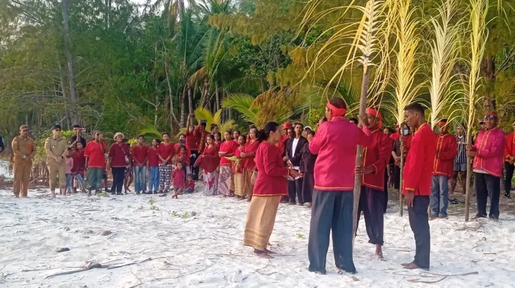Wabup Viali Hadiri Tebar 2.200 Anakan Teripang dan Sasi di Ur Pulau
