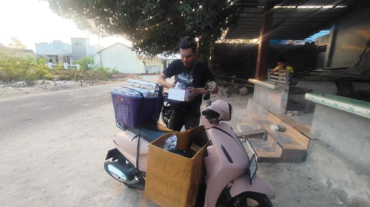 Pedagang Keliling Menawarkan Barang Elektronik ditukar Dengan Hp Bekas