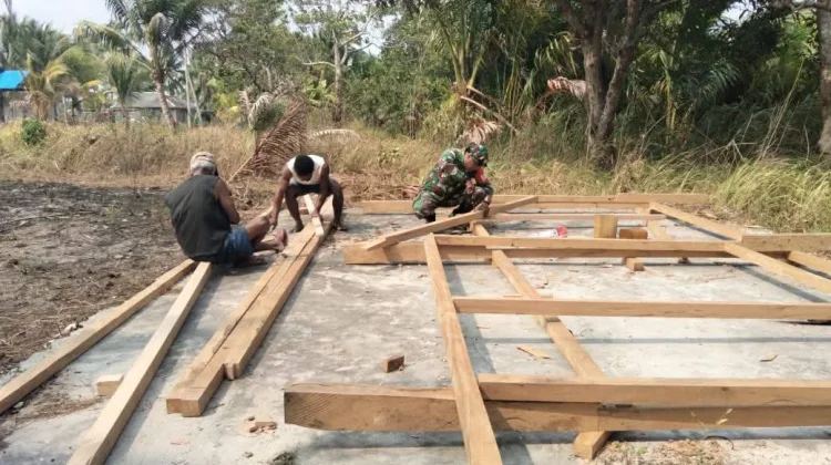 Babinsa Koramil 1503-04/Jerol Bantu Warga Pasang Rangka Rumah