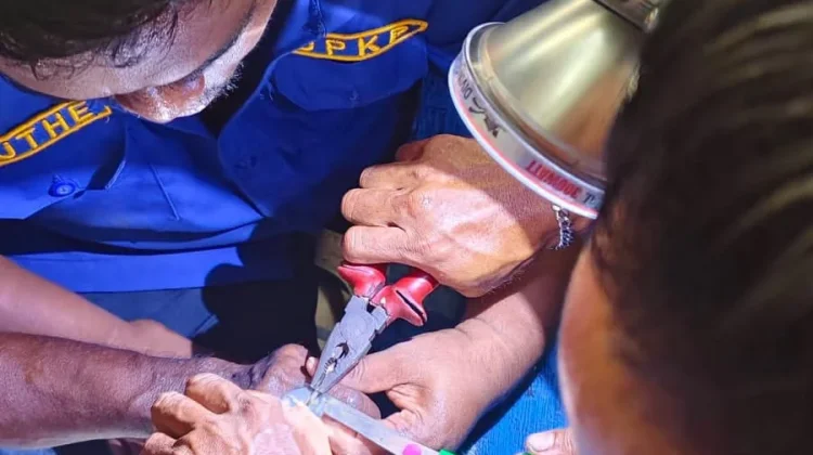 Aksi Kemanusiaan Damkar Malra, Berhasil Evakuasi Dua Cincin di Jari Warga 65 Tahun