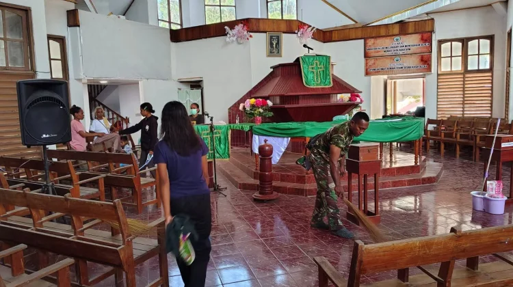 Koramil 1503-02/Elat Bersama Warga Gelar Jumat Bersih, Renovasi Gereja GPM Elim