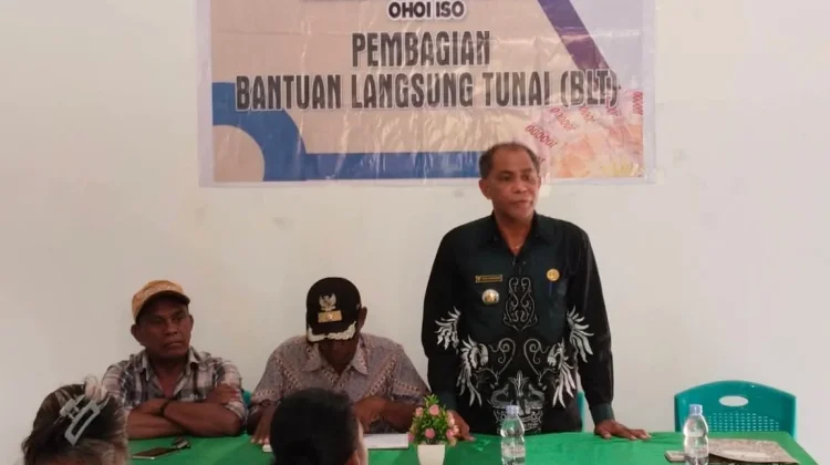 Camat Kei Kecil Timur Kawal Langsung Penyaluran BLT di Ohoi Iso, 10 KK Terima Bantuan