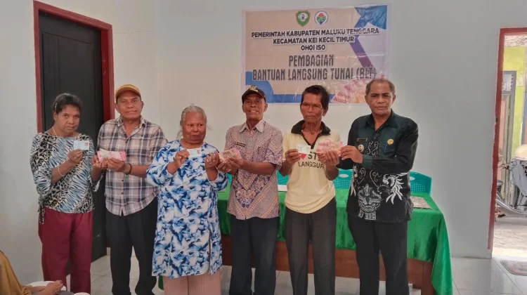 Camat Kei Kecil Timur Kawal Langsung Penyaluran BLT di Ohoi Iso, 10 KK Terima Bantuan