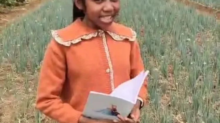 meski Lelah Mengajar, Guru di Malra Tetap Fokus Bawa Siswa Belajar di Luar Sekolah