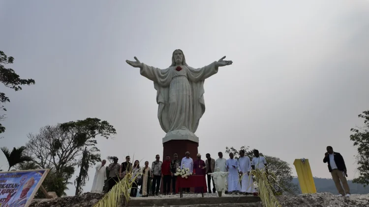 Bupati Malra Hadiri Pemberkatan Arca Hati Kudus Yesus Waur