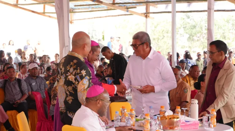 Bupati Malra Hadiri Puncai 25 Tahun Imamat MGR.Seno Ngutra di Ohoi Waur