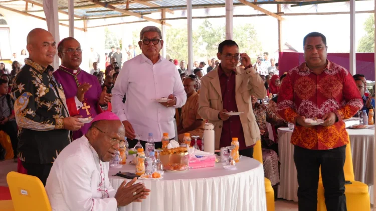 Bupati Malra Hadiri Puncai 25 Tahun Imamat MGR.Seno Ngutra di Ohoi Waur