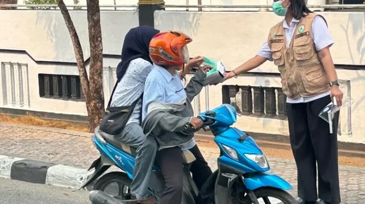 Antisipasi Dampak Kabut Asap, Dinkes Malra Bagikan Masker di Titik Keramaian