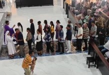 Umat Katolik Padati Gereja pada Misa Rabu Abu