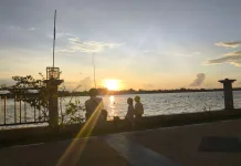 Menunggu Sunset dan Berbuka di Pantai Kiom