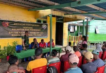 Peduli Laut Aru, Satgas TMMD Ke-127 Gelar Penyuluhan dan Aksi Bersih Pantai
