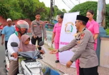 Kapolres Tual dan Ketua Bhayangkari Bagikan Takjil dan Sembako Kepada Warga