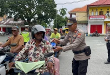 Polres Malra Bagi Takjil ke Warga, Gandeng Bhayangkari