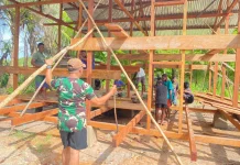 Pembangunan RTLH TMMD Ke-127 Memasuki Tahap Pemasangan Lantai dan Dinding Papan