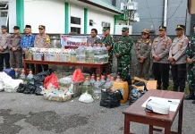 Polres Aru Musnahkan Barang Bukti 600 Liter Sopi