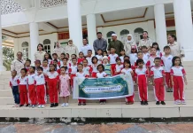 Tumbuhkan Jiwa Berbagi, TK Negeri Pembina Langgur Bagikan Takjil di Tiga Masjid.