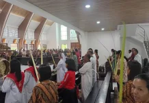 RD Rolland Ignatius Renwarin Pimpin Misa Minggu Palma 2026