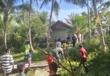 Babinsa Koramil 1503-03/Dobo bersama Warga Karya Bakti Membersihkan Desa