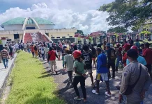 Penambang Pasir Dusun Marbali Unjuk Rasa di Gedung DPRD Aru