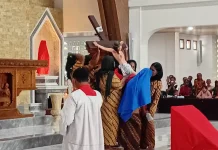 Perayaan  Ekaristi Jumat Kudus  Agung Berlangsung Hikmat di Dobo