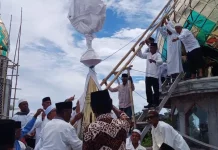 Amankan Prosesi Pemasangan Tiang Alif, Polsek Tayando Tam Hadir di tengah Masyarak