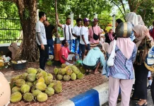 Durian Banjiri Pinggir Jalan Kota Tual
