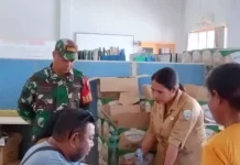 Babinsa Koramil 1503-03/Dobo Dampingi Penyaluran Bantuan Pangan di Kepulauan Aru