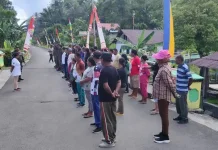 Personil Koramil 1503-02/Elat Gelar Karya Bakti Jumat Bersih Bersama Warga