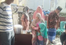 Kader Posyandu Menyediakan Pemberian Makanan Tambahan