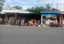 Warga Dobo Antri Minyak Tanah guna Mendapatkan Pasokan