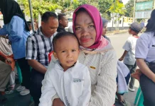Bawa Anak Khitanan di Bakti Sosial Kemensos, Dewi Bersyukur!