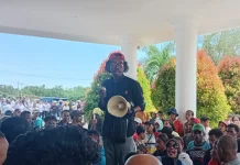 Warga Marbali Kembali Demo di Kantor Bupati Aru, Sampaikan Mosi Tidak Percaya