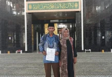 Antuasias Pasangan Penerima Salinan Dokumen Nikah dari Pengadilan Agama