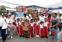 Jalan Santai Awali Peringatan Hardiknas 2026 di Malra, Sampaikan Pesan Damai