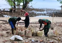 Babinsa dan Rakyat Bersatu Angkut Pasir untuk Pembangunan Masjid