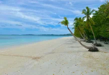 Menikmati Birunya Laut dan Lembutnya Pasir di Pantai Ngurbloat