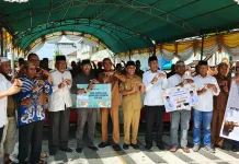 Pemkot Tual Serahkan 13 Ekor Hewan Kurban Kepada Masyarakat