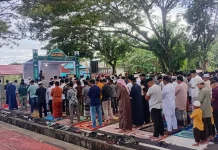 Umat Muslim Kepulauan Aru Padati Pelataran Kantor Bupati untuk Shalat Idul Adha
