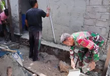 Babinsa Koramil 1503-06/PP Kur Bantu Warga Plester Rumah di Desa Warkar